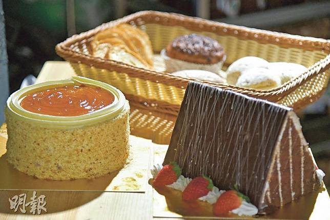 森林麵包推出放大版黃梅醬蛋糕（左）和三角朱古力蛋糕（$238/磅，右），師傅特意調整配方，保留傳統風味同時，減輕油膩感。（黃志東攝）