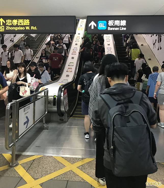 台北捷運是不少通勤族上下班的工具，不過很多乘客仍不確定在手扶梯左側是否能久站。(記者蔡思培攝)