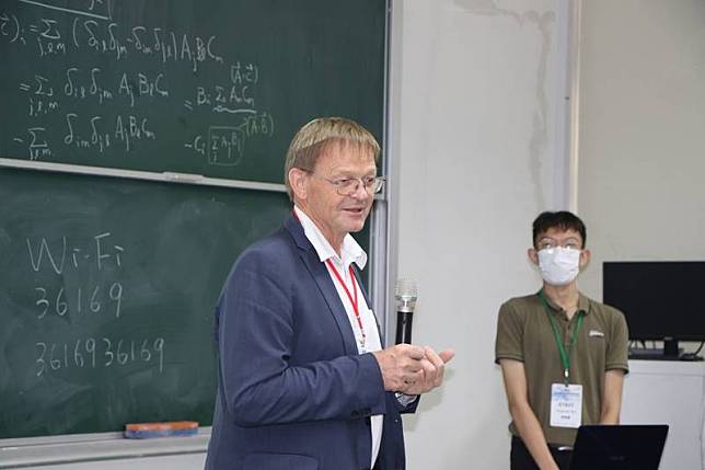 立陶宛雷射協會會長傑第米納（Gediminas Račiukaitis）（中）12日到成功大學出席研討會，推崇高科技製造技術是台灣在全球競爭下的優勢。（成功大學提供）中央社記者張榮祥台南傳真 112年9月12日  
