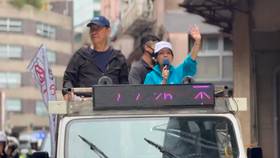 藍委徐巧芯（右）邀請「戰鬥藍」發起人趙少康站台一同車隊掃街。（圖／徐巧芯辦公室提供）
