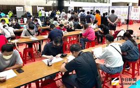 ▲高雄市政府勞工局舉辦樂業高雄幸福融融徵才活動，吸引許多求職民眾踴躍到場應徵。(圖／記者黃守作攝，2025.09.20)