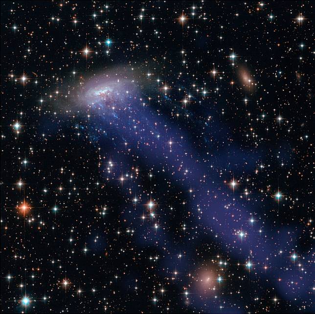 天文學家在距離地球約2.2億光年的外太空發現一個形狀宛如「水母」的神秘星系。   圖：翻攝NASA官網