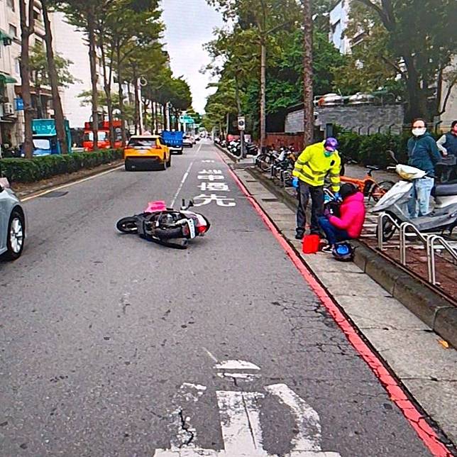 桃園區成功路二段與中央街口昨(20)日發生一起機車與行人擦撞事故。圖：讀者提供