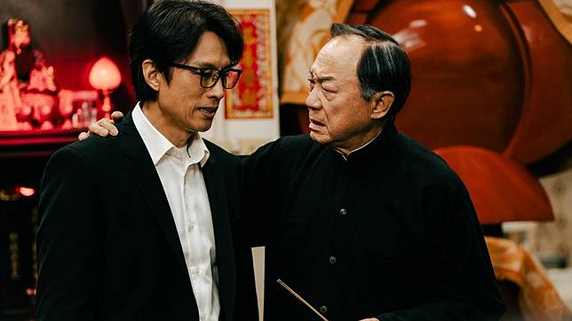 香港兩代喜劇天王許冠文（右）、黃子華相隔32年合作新片《破．地獄》。（圖／華映娛樂提供）