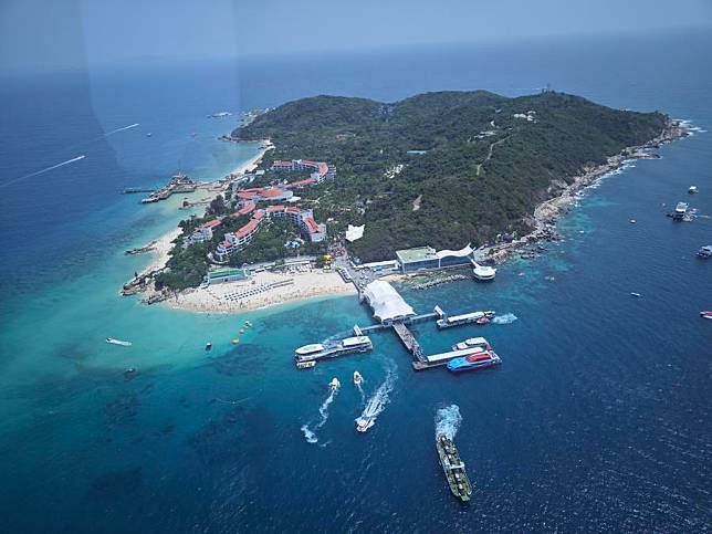 This photo taken during a helicopter aerial tour on March 21, 2024 shows Wuzhizhou Island in Sanya, south China's Hainan Province. (Xinhua/Zhou Huimin)