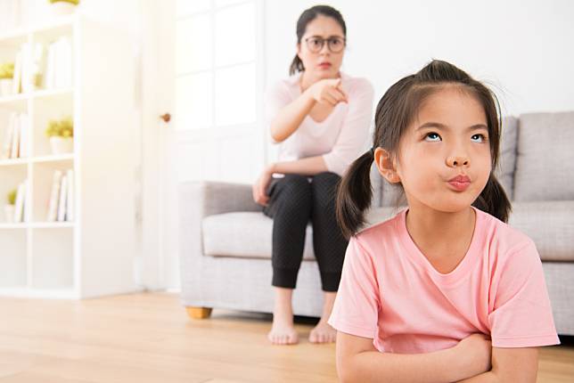 女兒曾經樂於幫忙，現在卻經常拒絕，每次叫她做事情女兒就會開始耍賴，這個轉變讓媽媽既生氣又恐慌