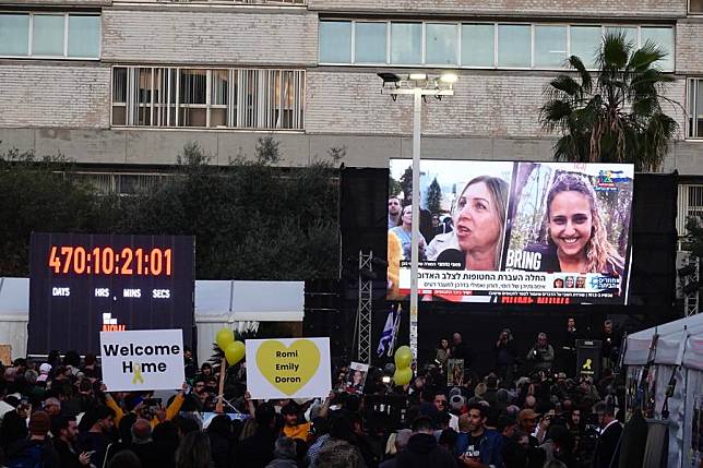 People gather in a square to welcome the return of first three Israeli hostages released from the Gaza Strip after the ceasefire took effect, Tel Aviv, Israel, on Jan. 19, 2025. (Xinhua/Wang Zhuolun)