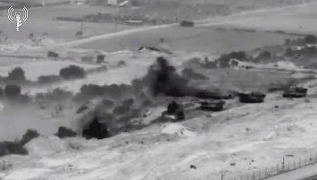 以色列國防軍26日動用戰車、地面部隊襲擊加薩北部哈瑪斯目標，圖為以軍戰車開火。(擷取自以色列國防軍「Ｘ」社交平台)