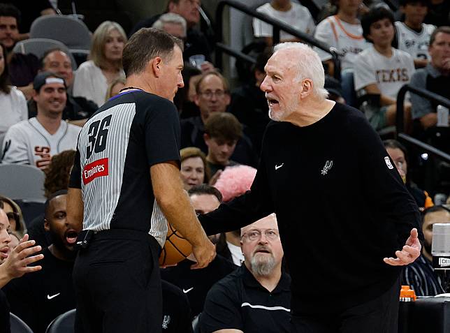 馬刺傳奇教頭波波維奇（Gregg Popovich，右）在11月遭遇輕微中風。法新社