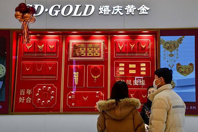 Customers view gold jewelry at a gold shop in Jinan, capital of east China's Shandong Province, Jan. 27, 2024. (Xinhua/Zhu Zheng)