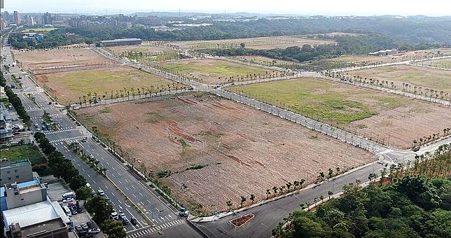 房地合一稅的交易日及取得日是以「所有權移轉登記日」為準，有土地賣家搞錯，慘遭連補帶罰。示意圖／取自新北市政府