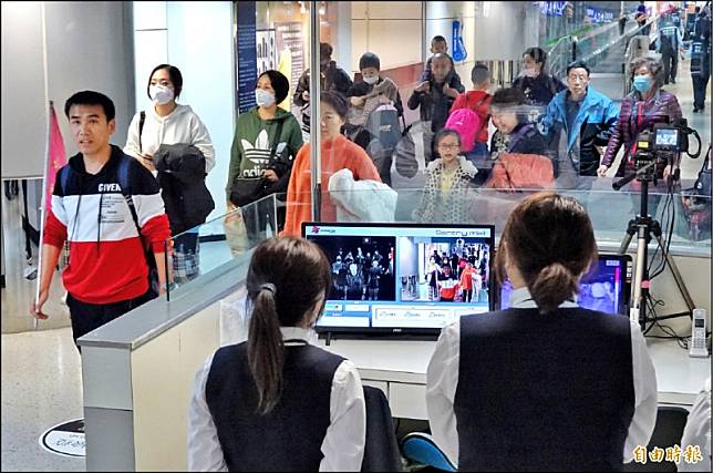 一名在中國武漢工作的女性台商返台後確診為2019新型冠狀病毒肺炎病例，發燒篩檢站全面監測旅客體溫。(記者劉信德攝)