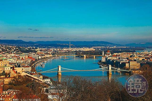 從蓋特勒山（Citadel lookout）俯瞰布達佩斯全景，可見許多座美麗的橋梁連結多瑙河兩岸，形成獨特的雙子城風景。