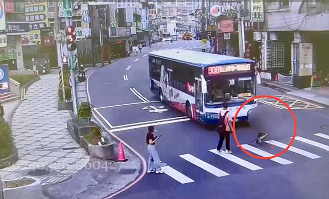 公車闖紅燈撞上9歲男童。（圖／翻攝畫面）