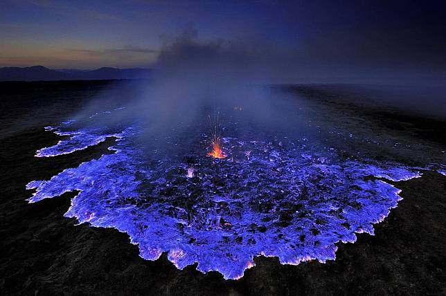 伊真火山 (Kawah Ijen) 的藍色火焰