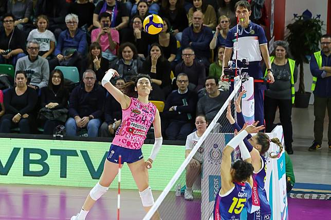 Zhu Ting (L) of Prosecco Doc Imoco Conegliano spikes during the Serie A1 volleyball game against Savino Del Bene Scandicci in Florence, Italy, on Jan. 18, 2025. (Xinhua)