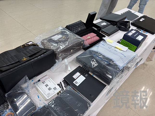 雙北3間銀行洗錢1.1億，警方查扣25支、精品包及手錶等物。李依璇攝