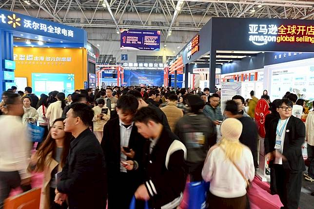 People visit the 5th China Cross-Border E-Commerce Trade Fair in Fuzhou, southeast China's Fujian Province, March 18, 2025. (Xinhua/Lin Shanchuan)