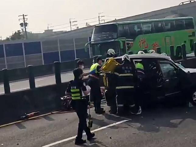 飛來橫禍！國1彰化南下路段，自小客男駕駛遭脫落的大貨車輪胎砸中、傷重死亡。（圖：民眾提供）