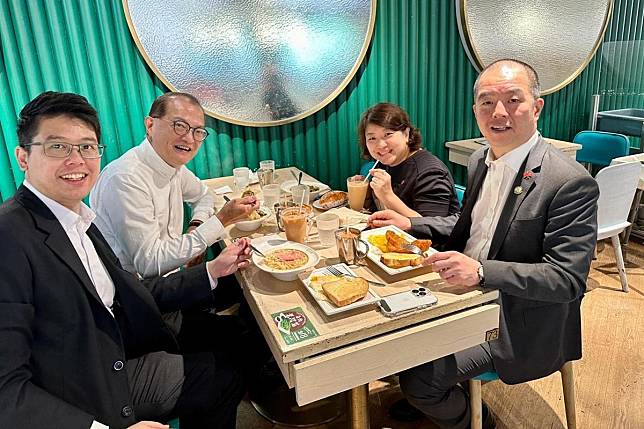 盧寵茂(左二)同李夏茵夫婦(右)、祁志鴻(左一)一齊食早餐。(醫務衞生局FB)