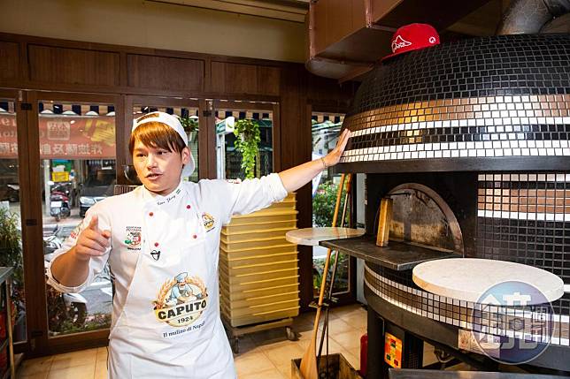 鄭羽辰用的烤爐在義大利有烤爐界勞斯萊斯之稱，1台要價60多萬元。
