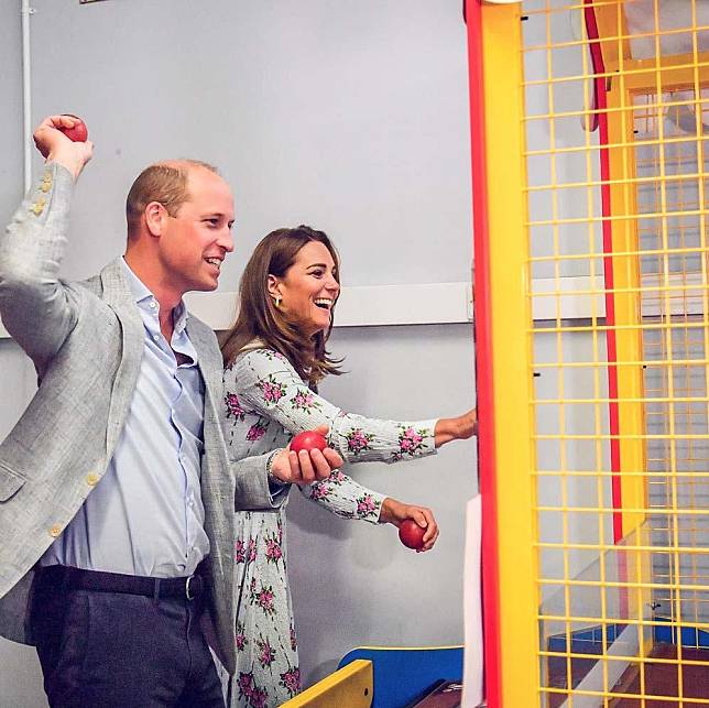 8月5日，威廉王子（左）和凱特到訪遊戲機中心。（The Royal Family Twitter圖片）