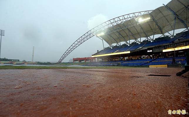 洲際球場下大雨，球賽開打時間未定。(記者林正堃攝)