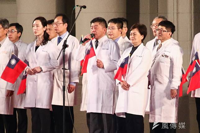 衛福部長陳時中（圖中）出席「111年元旦總統府升旗典禮」並與牙醫代表領唱國歌。（資料照，蔡親傑攝）