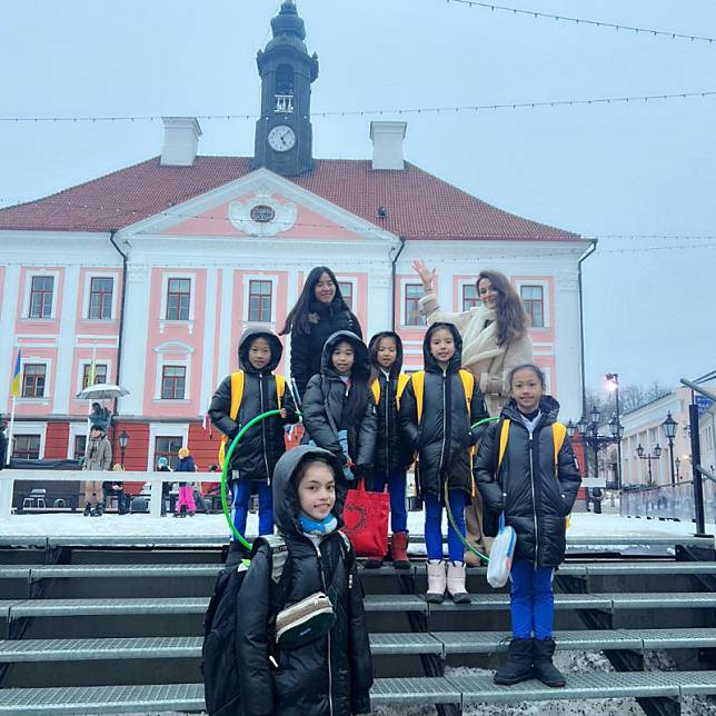 瑞莎和小選手們飛行30小時到愛沙尼亞參加比賽。(瑞星韻律體操協會提供)