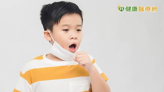 呼吸道感染多半症狀都很類似，如發燒、咳嗽、流鼻水、喉嚨痛等，症狀沒有專一性。