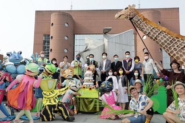 今年台南文化中心館慶開幕活動在今(2)日盛大展開，市長黃偉哲與熱鬧的蛙靠部落唱唱跳跳一同為10月壽星慶生，揭開文化中心37週年館慶活動序曲。(台南市政府提供)