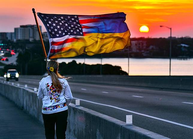 一群支持烏克蘭的女子，23日帶著美國國旗和烏克蘭國旗，在佛羅里達州參加力挺烏克蘭的遊行活動。美聯社