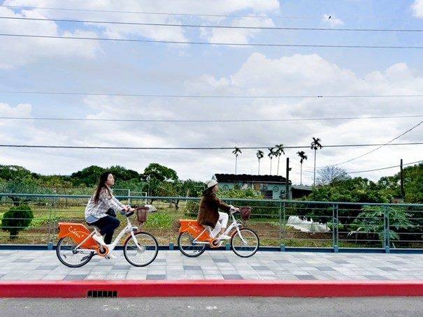 大業路新出爐自行車道，從稻田到公園無限暢遊，迎風騎上一條夢幻的日光大道上。（台北市公園處提供）