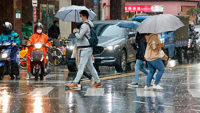 今日瑪娃颱風離台最近，北部、東半部、東北部要留意降雨。資料照。廖瑞祥攝