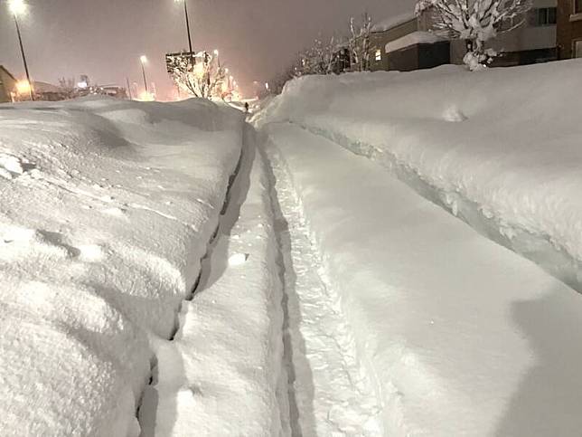 日本東北的青森縣近日下起紀錄性大雪，時隔12年， 青森縣政府4日成立豪雪對策本部。青森縣弘前市積 雪達114公分高，創當地觀測史上1月份最大積雪紀 錄。圖為新青森車站前。 （讀者提供） 中央社記者楊明珠東京傳真 114年1月4日