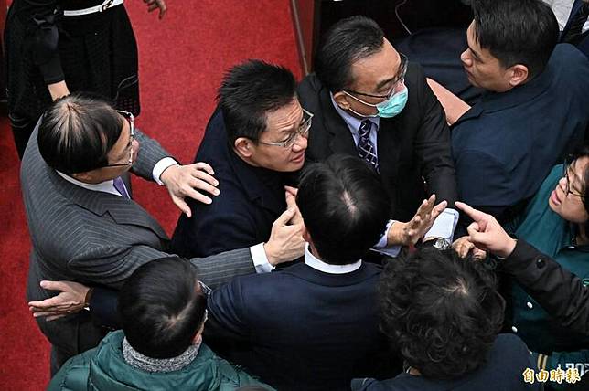 吳春城因「壯世代」拍桌吳沛憶 郭國文酸：圖利自己被發現了 | 自由電子報 | LINE TODAY