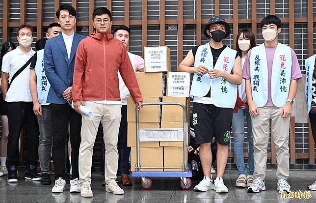 尹立批評國民黨罷免綠委連署不成開記者會落淚是在「擺拍」，因為連署書數量、重量都明顯不對。圖為罷免綠委吳沛憶的團隊送件，因數量不足被拒。(資料照)