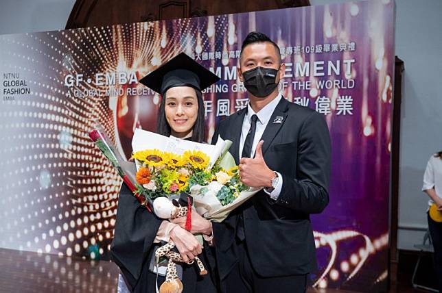 陳建州陪范瑋琪(左)出席畢業典禮。(翻攝自臉書)