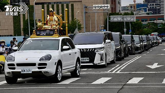 天道盟創始人吳桐潭移靈，現場超過40輛豪華名車組成車隊護送。（圖／胡瑞麒攝影）