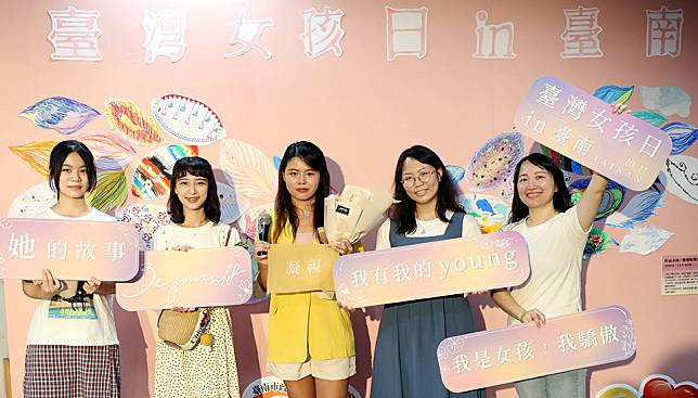 響應「台灣女孩日」，台南市政府社會局二日辦理「Her story, Be yourself.」畫展。（記者陳治交攝）