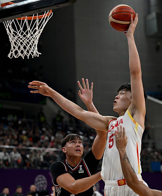 Yang Hansen &reg; of China goes for a basket during a FIBA Asia Cup Qualifier match between China and Guam in Hefei, east China's Anhui Province, Nov. 21, 2024. (Xinhua/Huang Bohan)