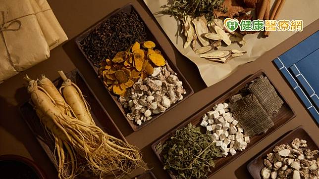 周宗翰醫師表示，「天麻」具有補腦益智、鎮靜安眠的功效，而烏骨雞有補腎增強免疫力的功效，這道天麻燉雞湯，可當保健湯品，也可以預防失智症。