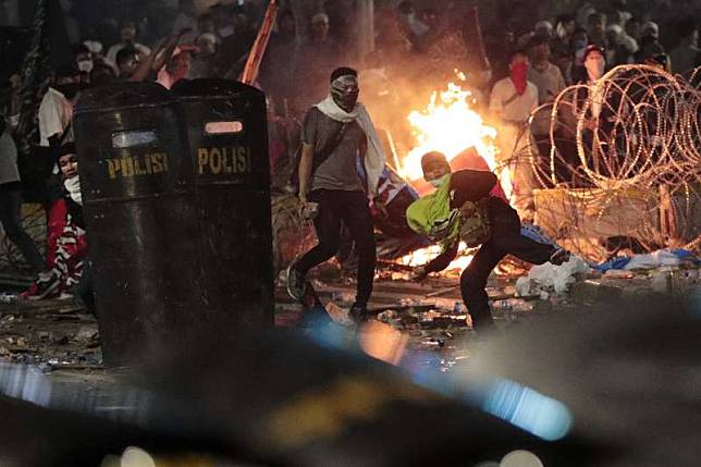 5月22日，示威者朝鎮暴警察丟擲石頭（美聯社）