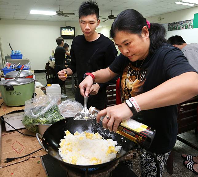 吃住與平常訓練都在學校裡，教練田本玉（右）平時嚴厲，但是還是會下廚煮菜。