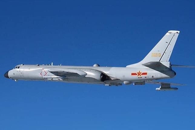 中國解放軍派出34架次軍機擾台。圖為轟-6機。（取自日本防衛省統合幕僚監部）