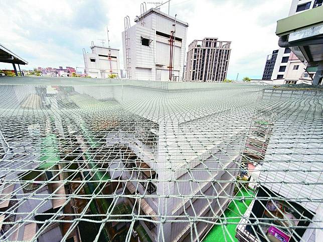 野鴿長期群聚住家周邊，居民擔心衛生問題，為了阻擋鴿子落戶架起防鴿網。記者邱德祥／攝影
