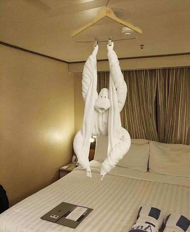 一打開房門見到做空中瑜伽的人型毛巾是咩玩法？