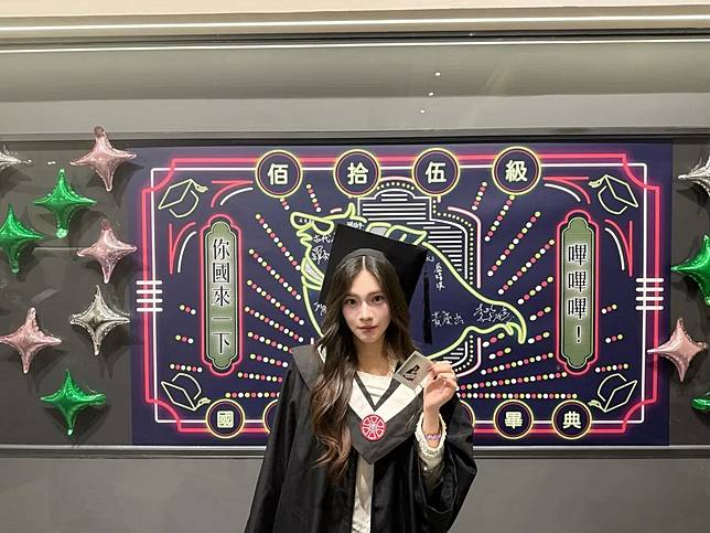 李紫嫣曬畢業照。翻攝自李紫嫣臉書