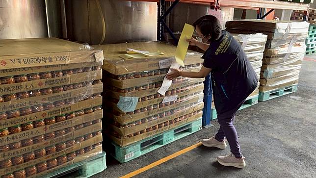 食藥署副署長蔡淑貞今親自下達最後通牒，要求問題油品限期全面下架，否則依法重罰。圖為南投縣衛生局封存華南食品原料。南投縣衛生局提供