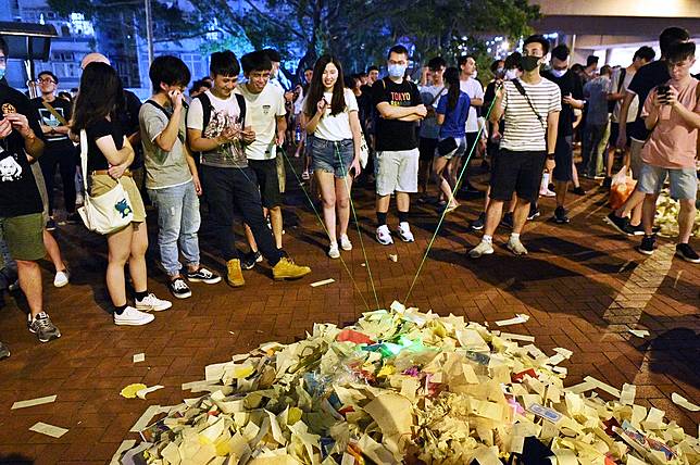 網民用鐳射筆「燒溪錢」。